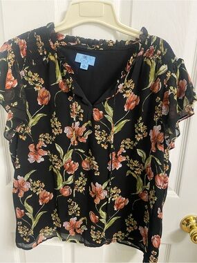 Women’s size xl Black Floral Ruffle-Neck Short Sleeve Blouse